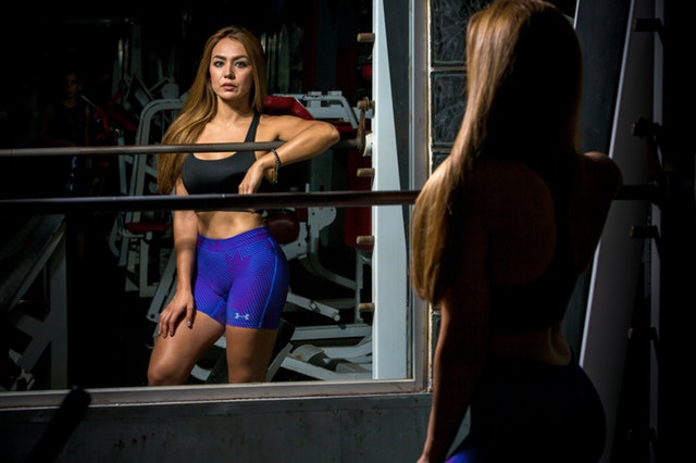 fitness, žena, zrkadlo, v kondícii.jpg