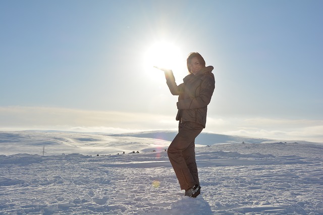 Žena stojí na snehu, zasnežené prostredie