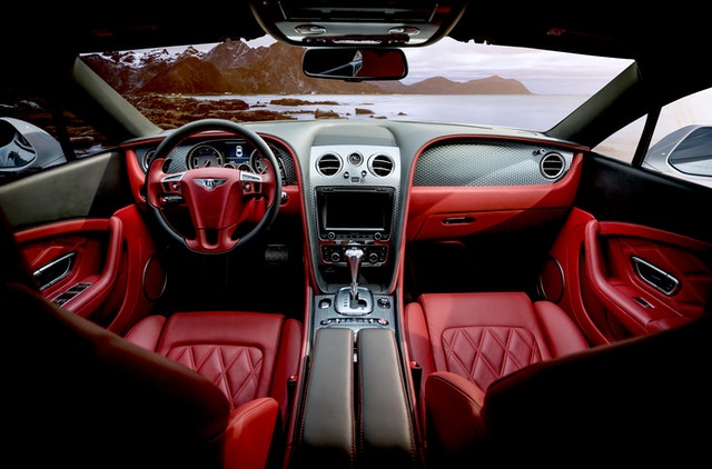 červený interiér auta
